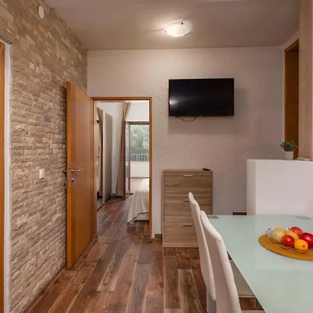 Hablando Apartments-70m From The Sea Pridraga