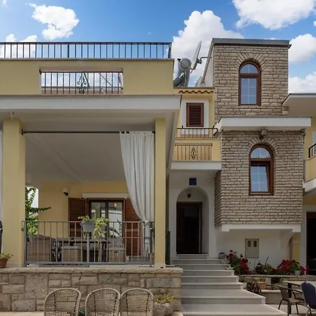 Hablando Apartments-70m From The Sea