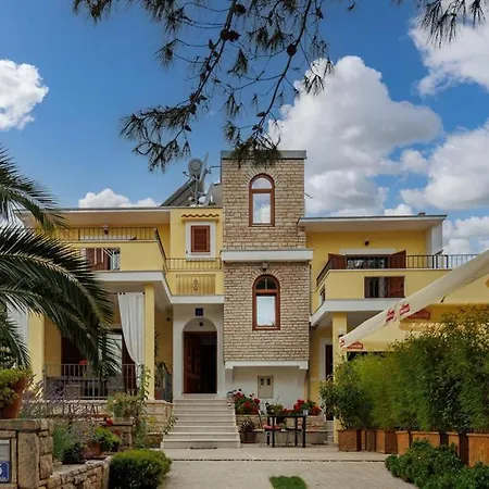 Hablando Apartments-70m From The Sea Pridraga