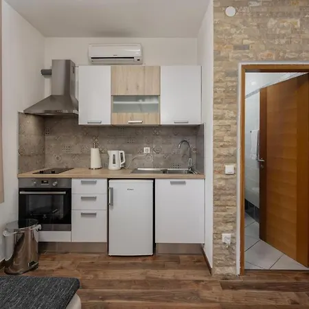 Hablando Apartments-70m From The Sea Pridraga