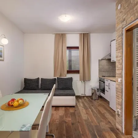 Hablando Apartments-70m From The Sea Pridraga