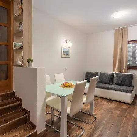 Apartment Hablando Apartments-70m From The Sea Pridraga