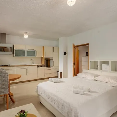 Apartment Hablando Apartments-70m From The Sea Pridraga