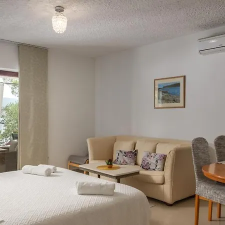 Hablando Apartments-70m From The Sea Pridraga