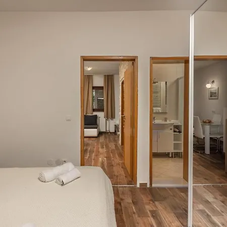 Hablando Apartments-70m From The Sea Pridraga