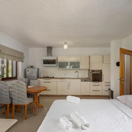 Apartamento Hablando Apartments-70m From The Sea Pridraga